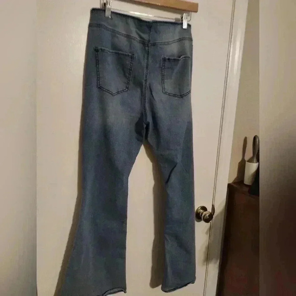 Ladies no boundaries elastic band Bell bottom jeans - Picture 4 of 6